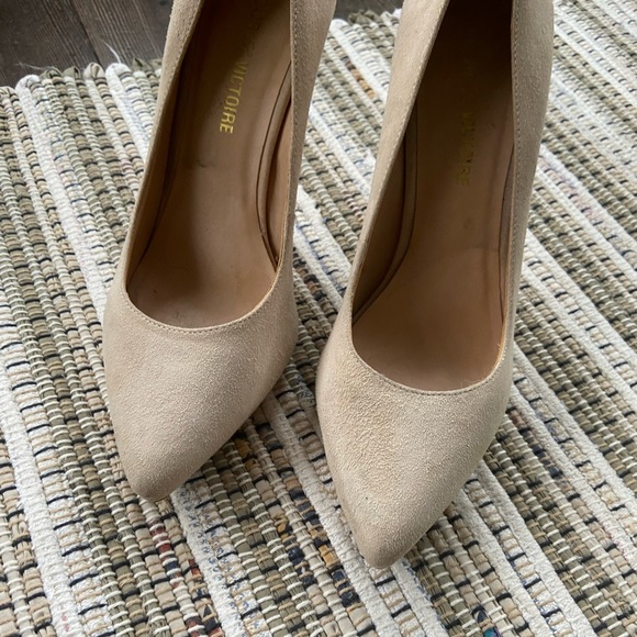 Pour La Victoire Nude Suede Pumps - Picture 4 of 6